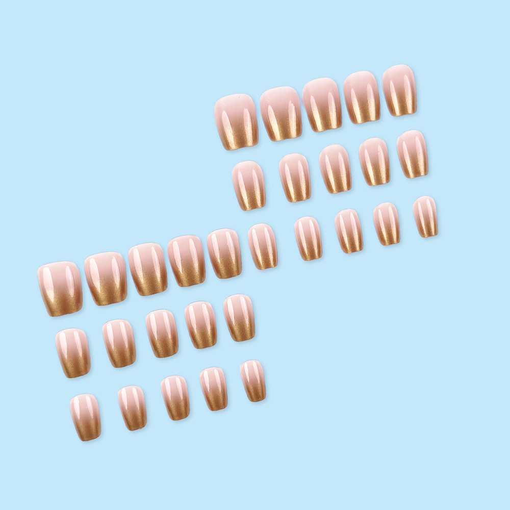 Cross-border hot girl dorado brillante gradiente de uñas escaleras cortas desnudas, uñas blanqueadoras 30 piezas de uñas falsas.