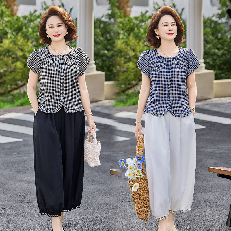 New round-neck plaid short-sleeve shirt and wide-leg pants two-piece set for middle-aged and elderly women, summer style, elegant and age-reducing mom outfit