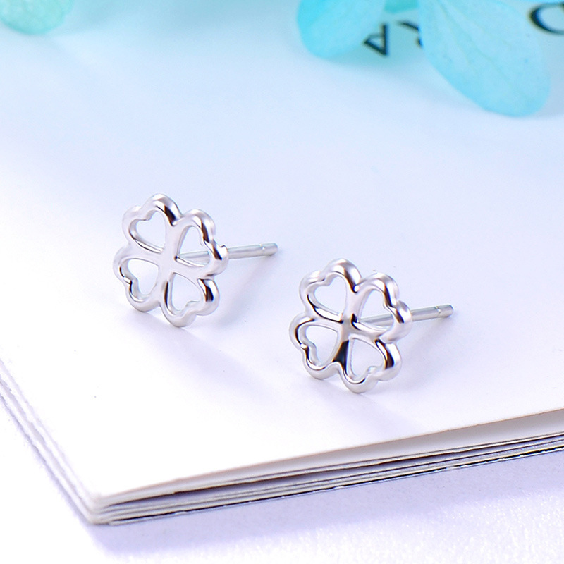 S925 plata esterlina personalidad simple hueco afortunado pendientes de cuatro hojas estilo coreano de moda dulce temperamento pendientes
