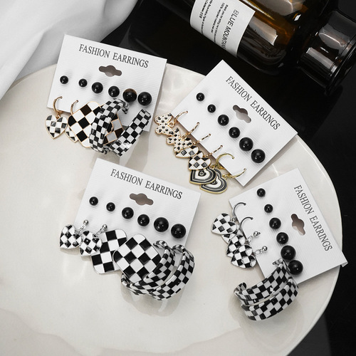 Niche design oil-encrusted diamond plaid card earrings retro earrings temperament high-end versatile earrings wholesale