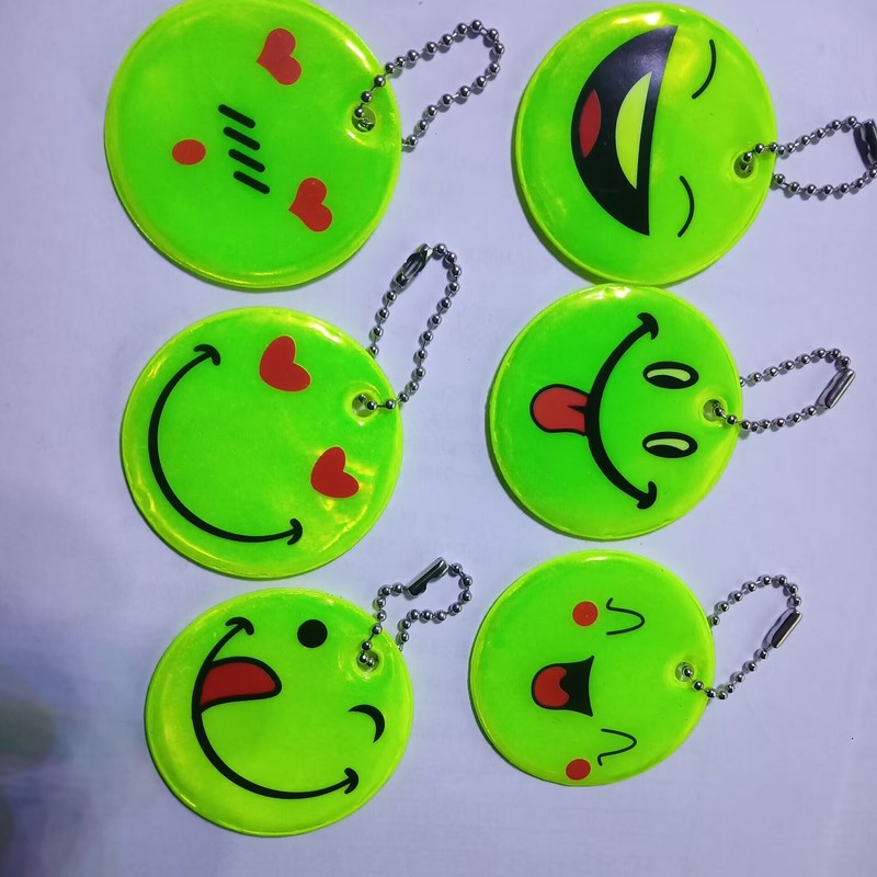 国境を越えた供給 5cm スマイリーフェイス五芒星サッカー蝶反射ペンダント pvc ナイトキーホルダーバックパックペンダント|undefined