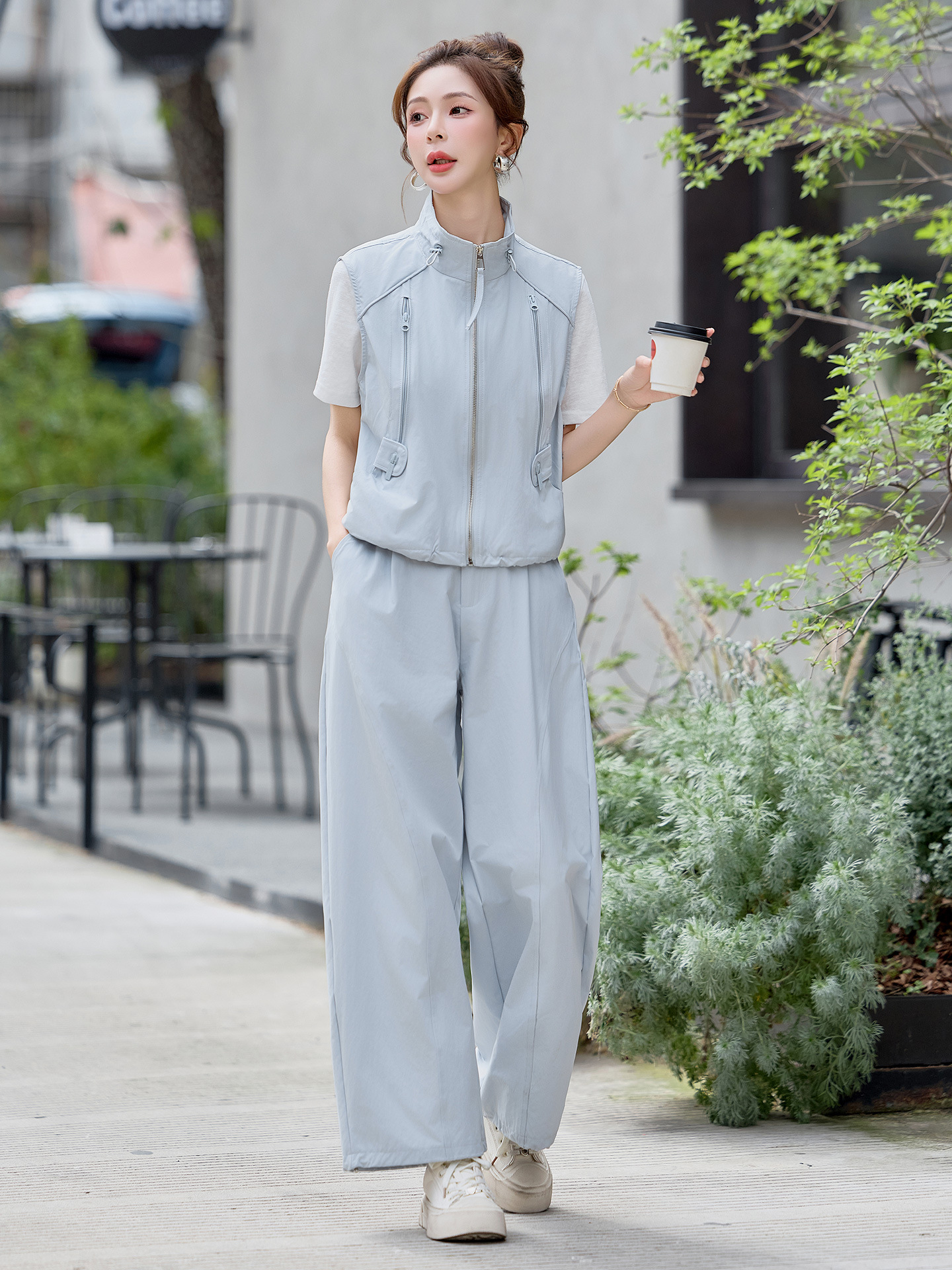 Bộ ba mảnh nữ gồm áo thun cổ tròn, áo vest cổ đứng và quần ống rộng phối đồ thanh lịch — màu xanh nhạt, màu xanh đậu