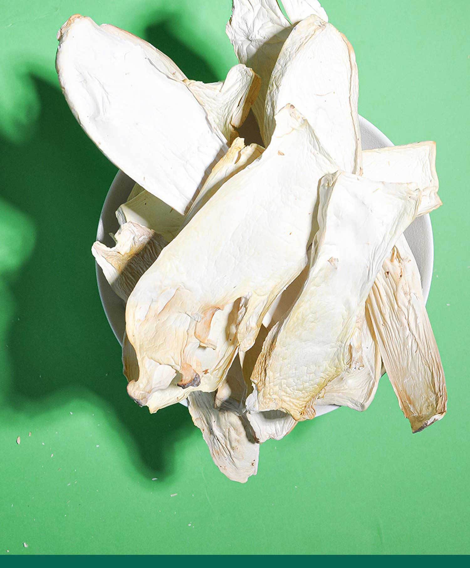 Yunnan Wild Mushroom Gift Box Dried Morel and Chanterelle Soup Pack 355g Nine Mushroom Assortment in use