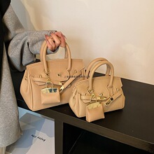 �߼���С������Ů2025�����¿�͹ņμ�б����r�������K���P���