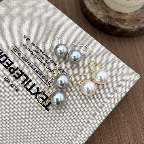 A must-have classic. Small light bulb imported gray pearl earrings. Real hemp high-heeled shoes and bright pearl earrings. Fashionable style.