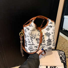 铆钉个性2025夏季新款休闲斜挎包潮时尚复古大容量印花手提水桶包