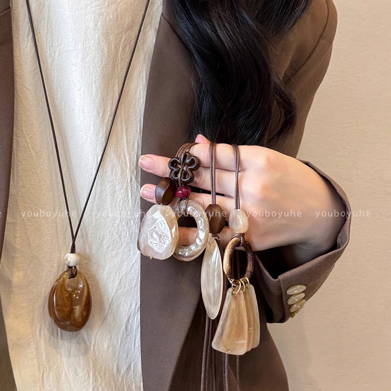 Autumn and Winter Retro Maillard Coffee Color Smudged Long Necklace Women's Accessible Luxury Niche High-End Sweater Sweatshirt Chain
