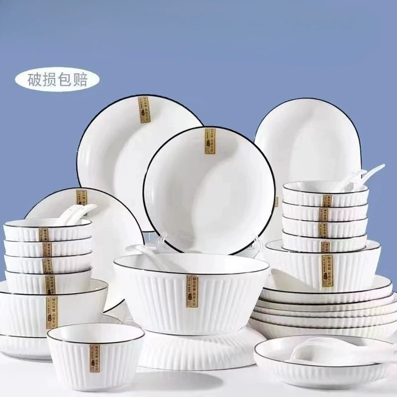 Чаша и тарелка в миске для домашнего питания