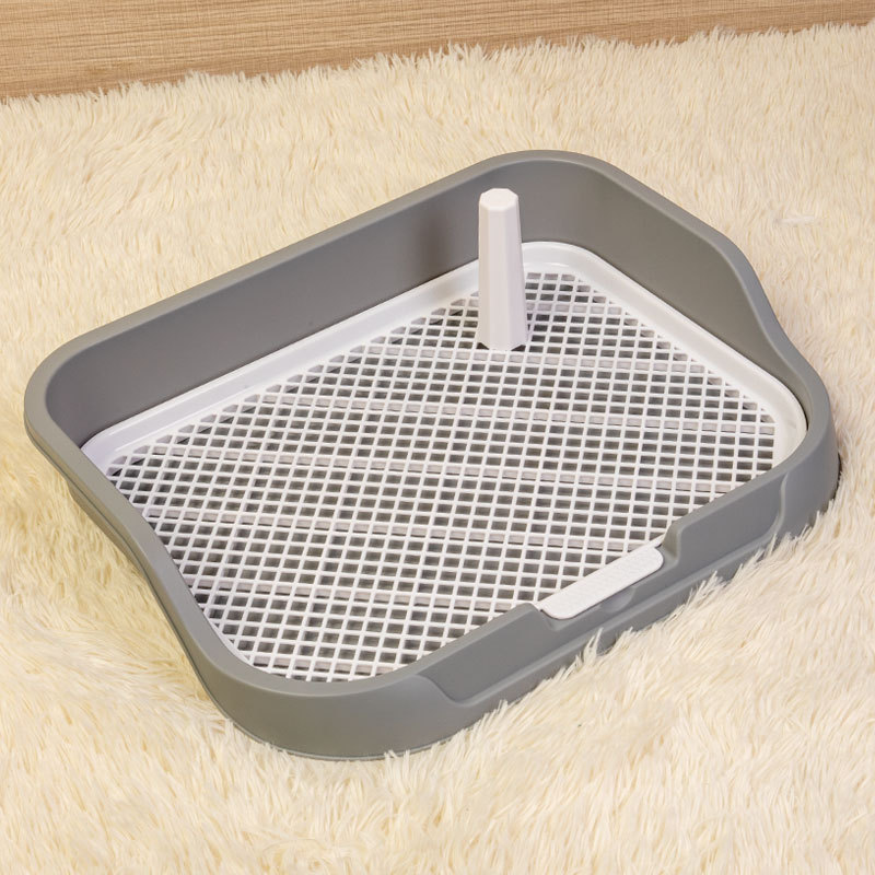 犬のトイレの小さいサイズの高い囲いのはね防止のプラスチックの子犬の犬の砂のたらいは柱を持っています。|undefined