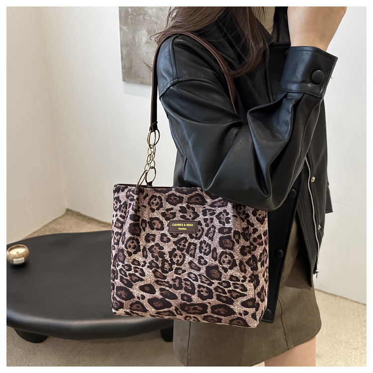 A new velvet leopard print single-shoulder bag and hand-held tote bag for women's casual commuting in autumn and winter 2024 undefined