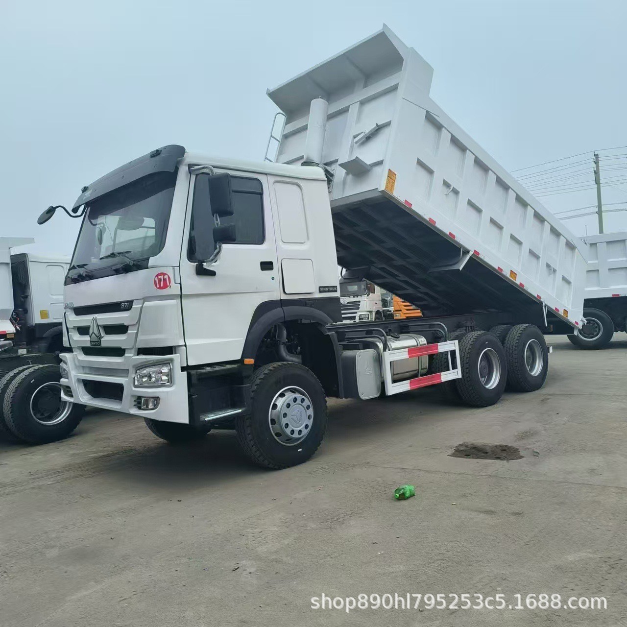 Directly from the Manufacturer: Sinotruk Howo Dump Truck, Material Transport Vehicle for Construction Sites, Howo Self-Unloading Dump Truck