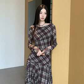 性感慵懒风格子长袖连衣裙女早春季新款气质收腰显瘦优雅中长