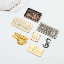 锌合金长方形压铸凹凸字母专属logo缝线标服装箱包五金手缝款盾牌