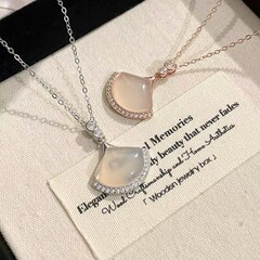 新しい中国風の扇形の白カルセドニーネックレス、女性用、国民的ファッション、ハイエンド、小紅書と同じスタイルの鎖骨チェーン