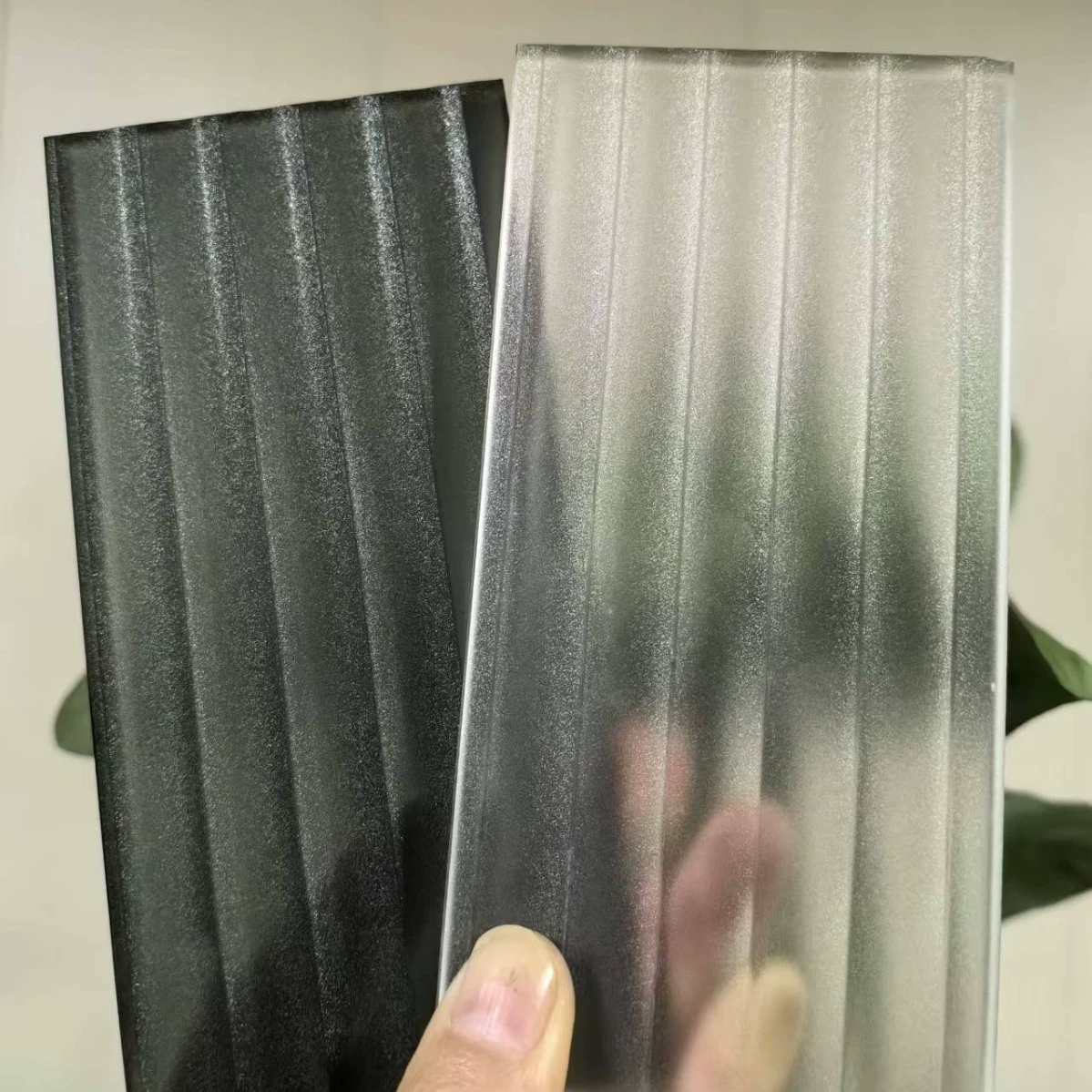 Оптовая продажа тисненого стекла с цветным покрытием стекло закаленное стекло различные размеры поддержки внешней торговли