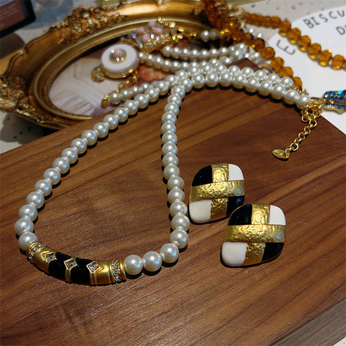 Medieval-style vintage 24K gold black and white pearl necklace exaggerated retro cool chain set high-quality earrings