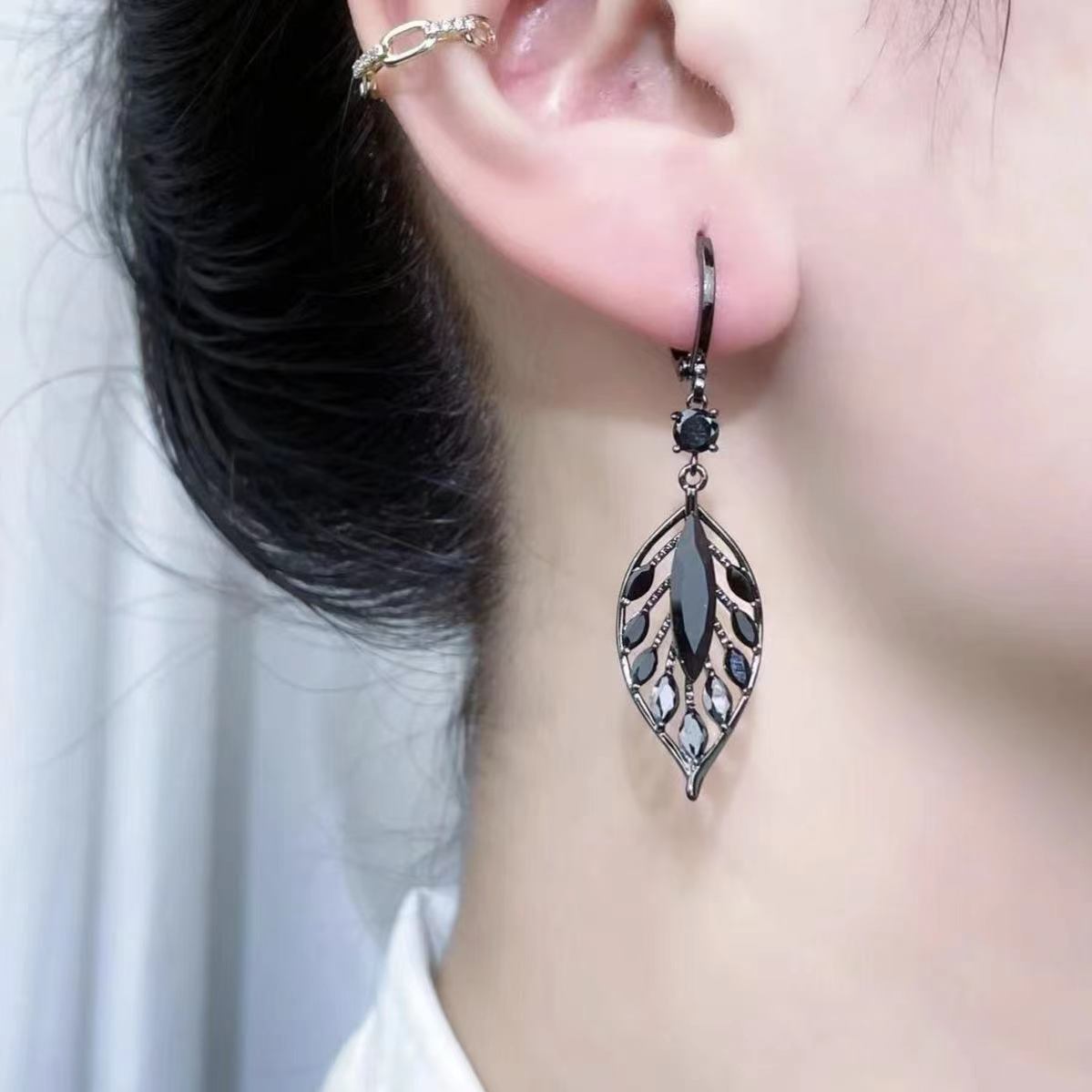 1 Pair Lady Leaf Inlay Alloy Zircon Drop Earrings display picture 2