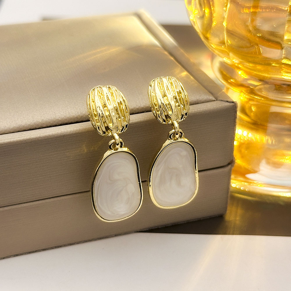 Estilo de Hong Kong Aceite de goteo Pinza de oreja roja angoleña geométrica sin piercings Pendientes de temperamento de alta gama de lujo ligero Pendientes de nicho de moda