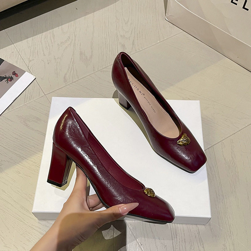 Giày cao gót nữ mũi vuông gót thô phối kim loại kiểu cổ điển, gót 6–8 cm — Màu trắng nhạt, rượu vang đỏ, đen