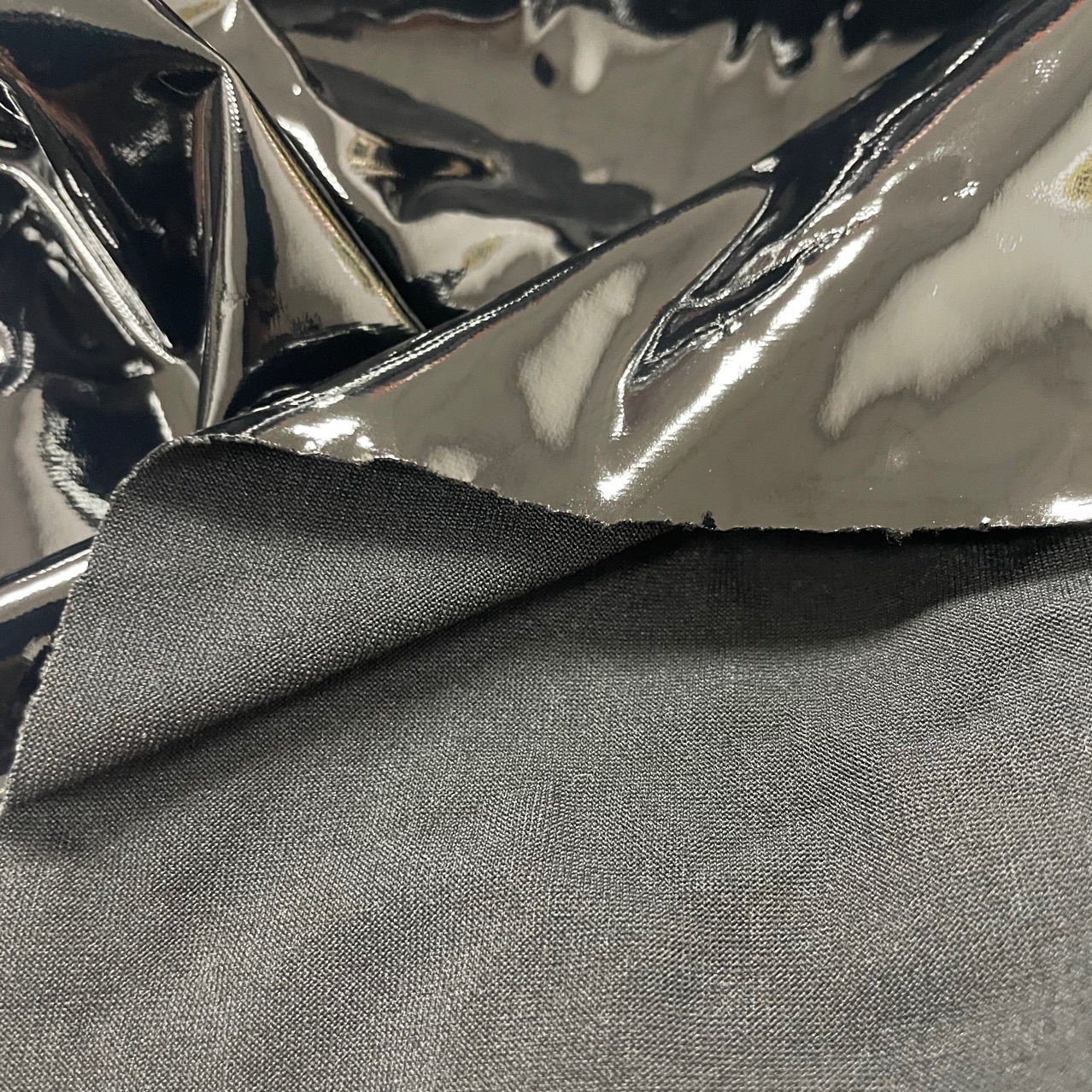 现货 0.5厚度针织底四面弹镜面服装皮革 面料220克轻薄款光面皮料