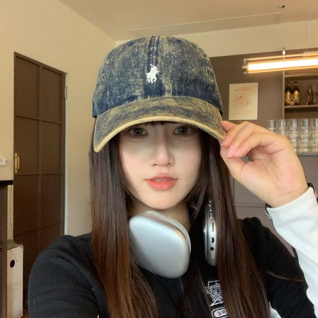 짙은 색상의 흰색 라벨