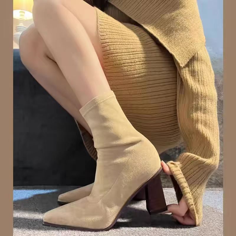 杏色高跟短靴女粗跟尖头百搭2024年新款秋冬季韩版绒面弹力瘦瘦靴