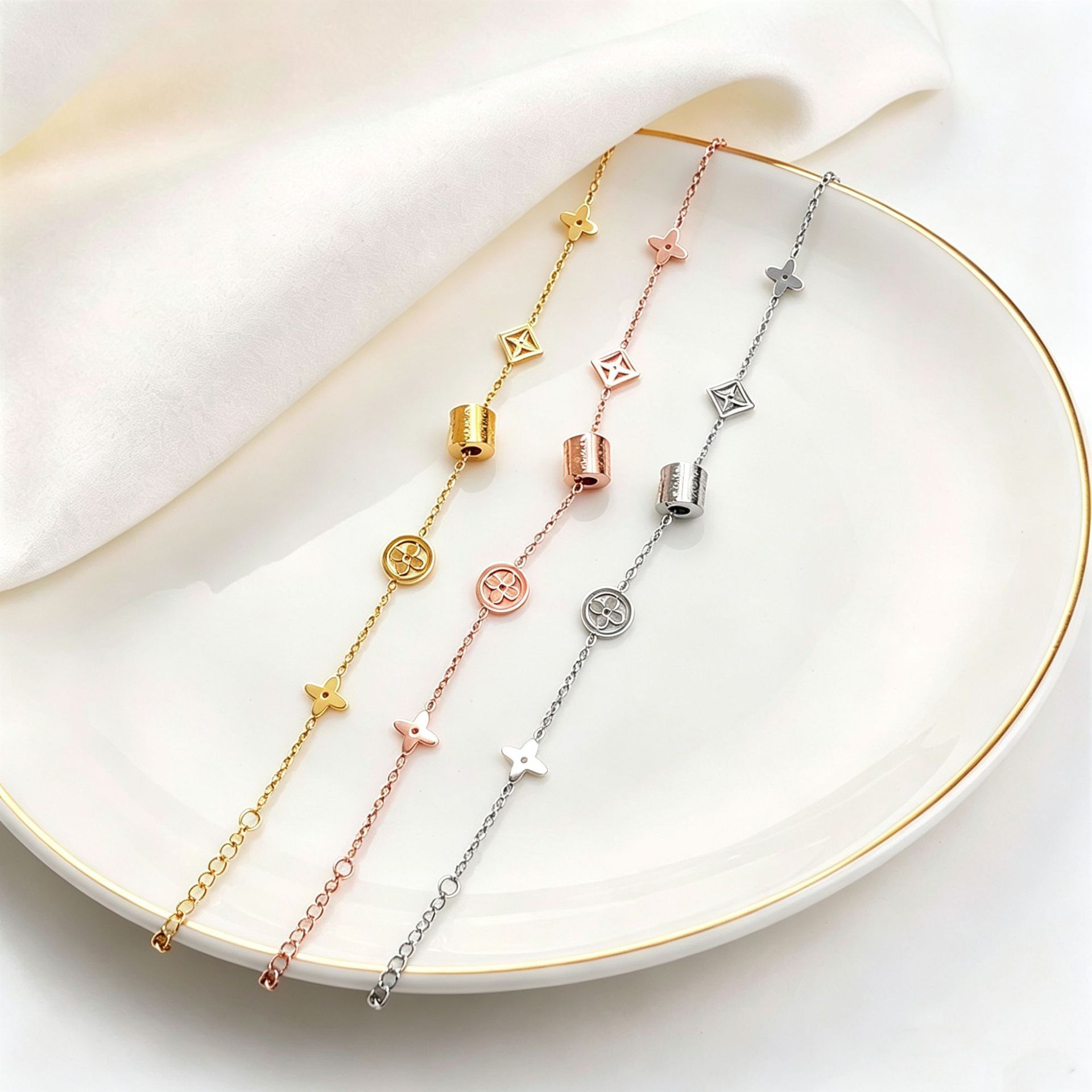 Transfronterizos para Amazon flor de flor caliente pulsera de acero de titanio no se desvanece pulsera de acero de titanio de lujo ligera versátil