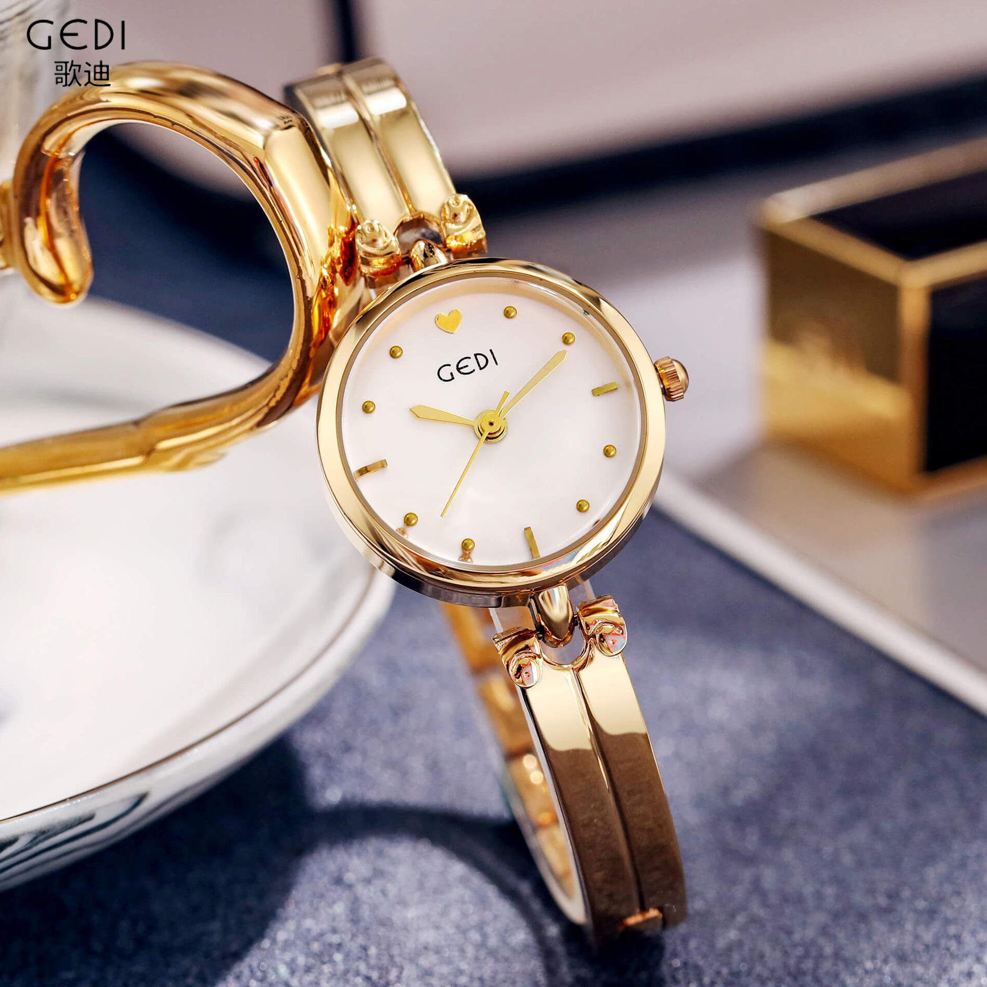 Gedi nicho aleación pulsera reloj exquisito disco estudiante reloj de cuarzo versátil impermeable reloj de mujer al por mayor