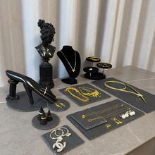 ���չʾ�ܺ�ɫ�朶�[��ʯ���бP�錚�Ʒ����Ĕz���յ���