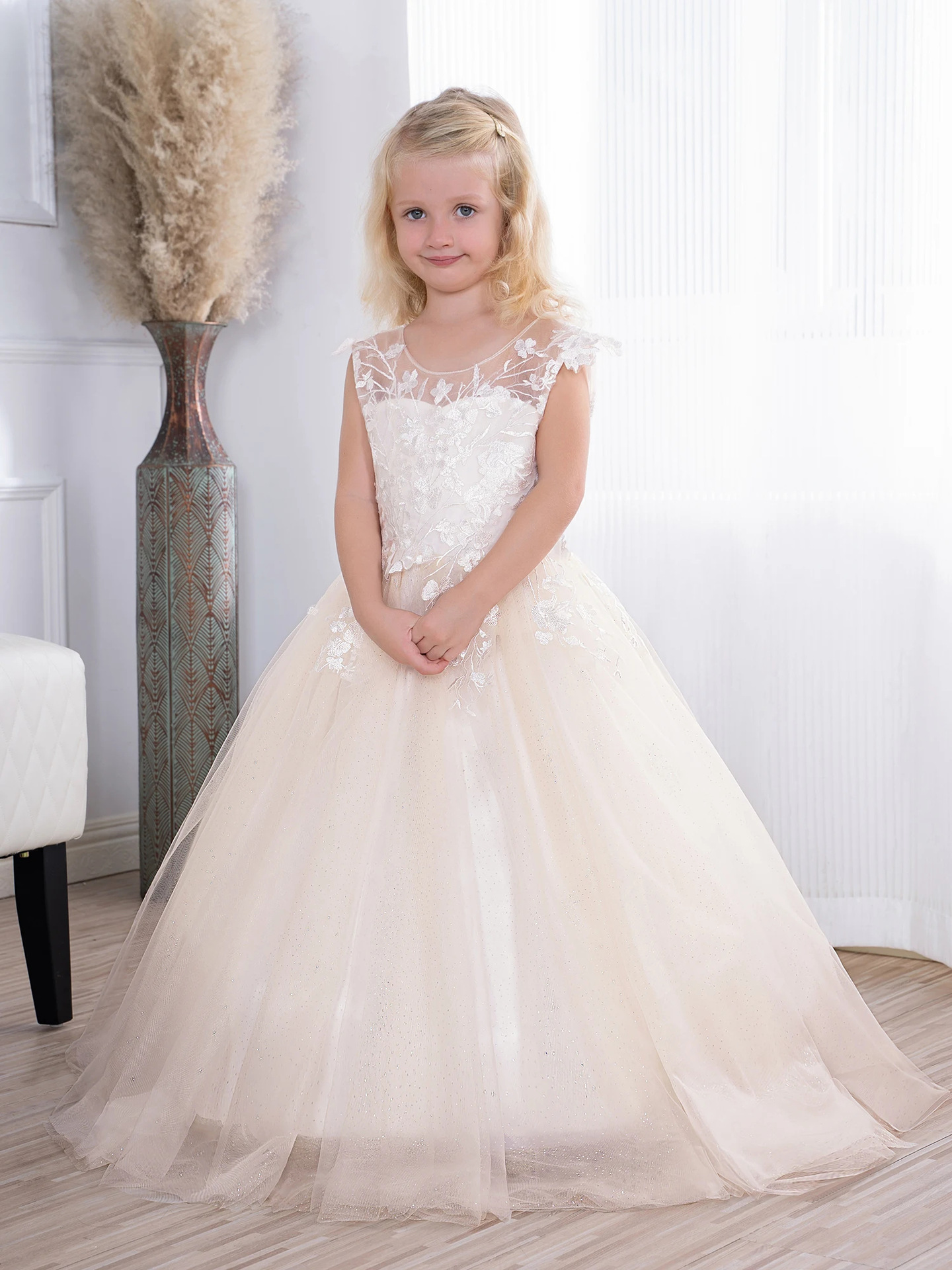 Abito lungo vaporoso da principessa per bambina, ideale per matrimoni, compleanni e feste, con applicazioni in pizzo, stile moderno e alla moda._voghion.com