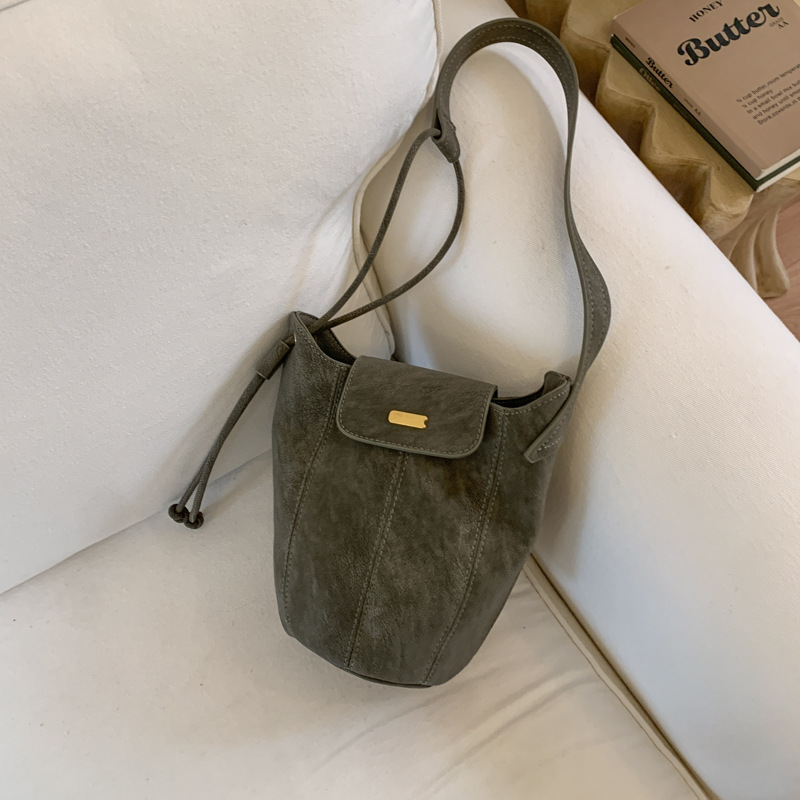 Bolsa de hombro coreana de estilo extranjero de gamuz, bolso de vestir, bolso inferior de mujer otoño-invierno 2025, nuevo nicho retro bolso de cubo de transporte