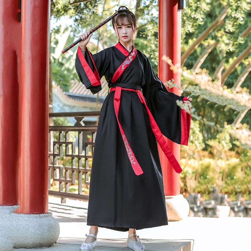 넓은 소매, 블랙 상의, 블랙 하의 여성 모델