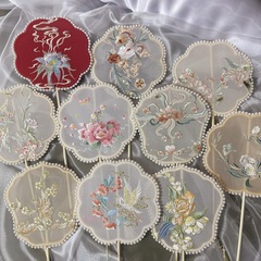 古代風扇子中国風漢服ダンスキャットウォーク撮影ロングハンドル刺繍牡丹古典的な片面蝶宮殿扇子女性用