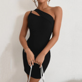 Черное сексуальное платье-комбинация, сумка на одно плечо, приталенное платье, с акцентом на бедрах, с открытой спиной