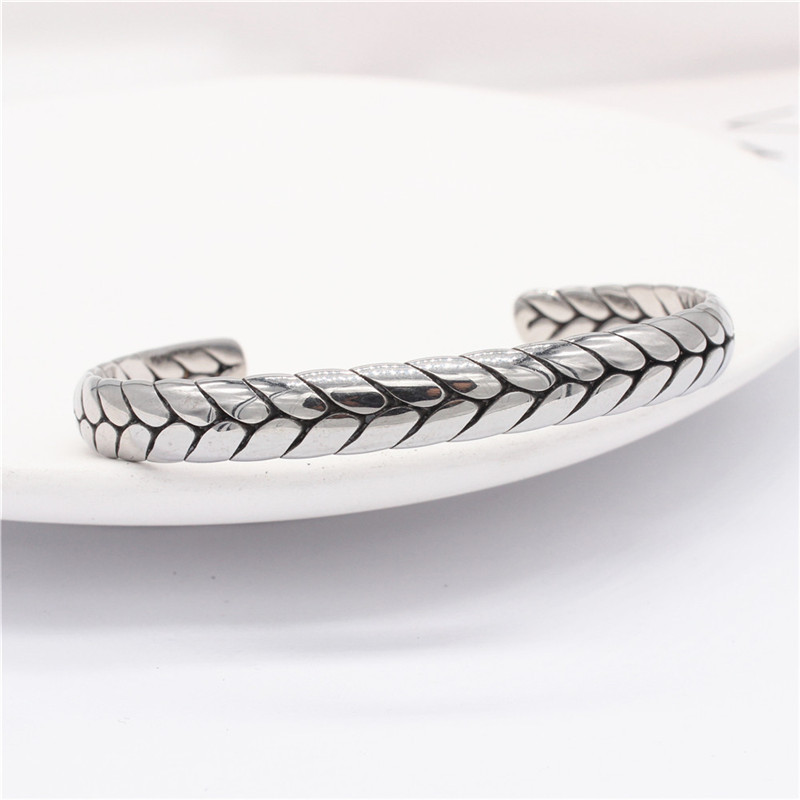 Simple Style Solid Color Titanium Steel Men's Cuff Bracelets display picture 3