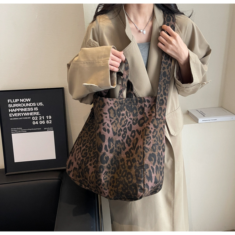 262g Weight Polyester Lining Material Zipper Closure Type Single Shoulder Strap Strap Type Tote Bag Bags Type Daily, Street Occasion Leopard Pattern All Seasons Season Women's Gender Streetwear Style Square Shape Large Size Women's Large Cloth Leopard Streetwear Zipper Tote Bag 5