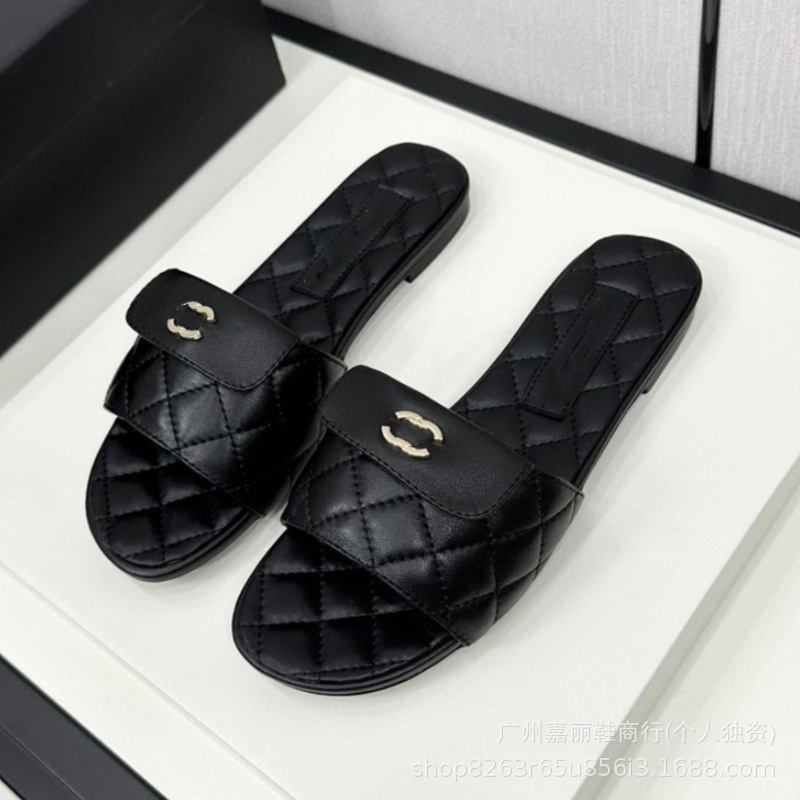 Zapatillas de viento de fragancia pequeña para mujer, primavera y verano 2025 nuevo estilo de cadena negra moda rombo fondo suave zapatillas planas de una palabra