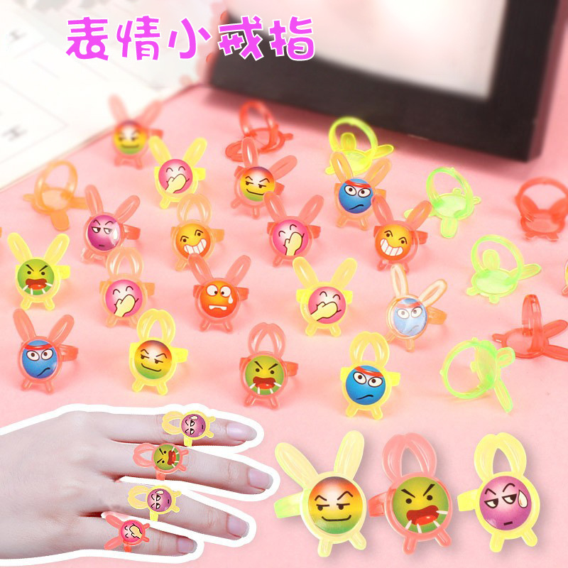 Mini anillo de plástico dibujos animados emoticon anillo de juguetes para niños regalos de jardín de infantes escaneo de código ventas calientes image 1