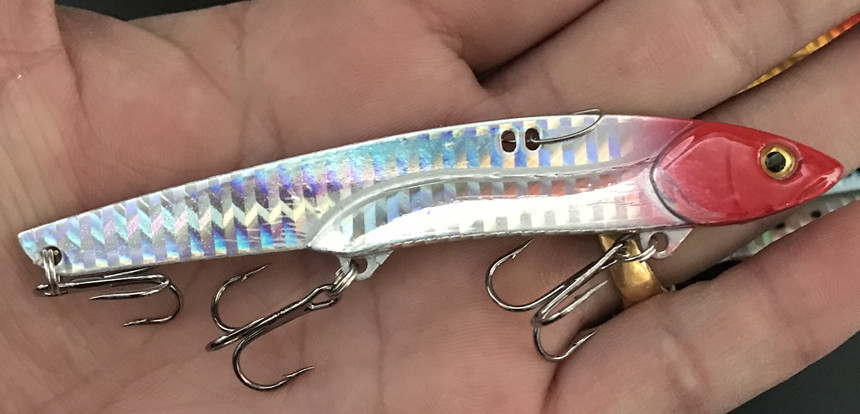 日本の岸に似せて遠投して鉄板の偽の餌を投げます。