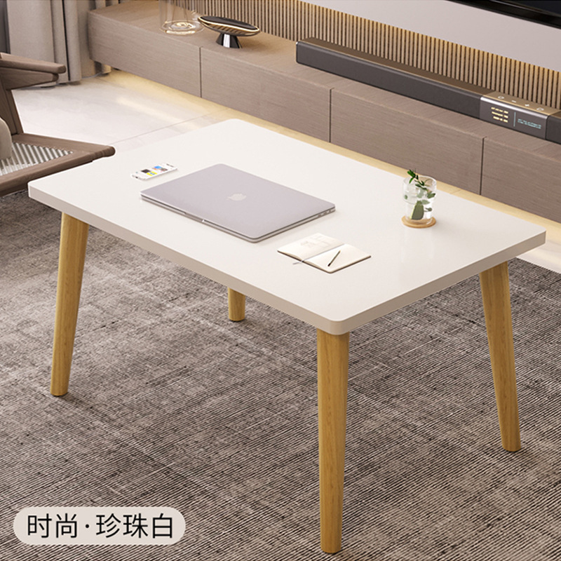 窓の小さいお茶のいくつかの小さいテーブルの客間は軽くて豪華でシンプルです。|undefined