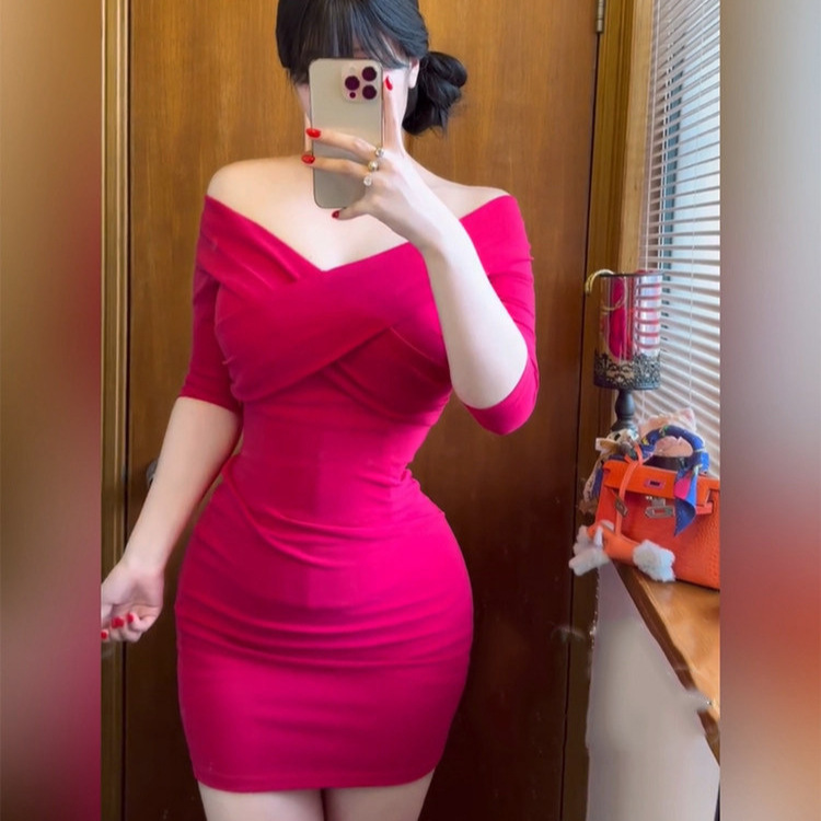 微胖纯欲风超显白气质修身露肩连衣裙女夏季轻熟收腰显瘦包臀短裙