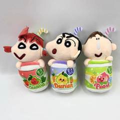 日本のジュースクレヨンしんちゃんの小さなペンダント、ぬいぐるみキーホルダー、ぬいぐるみおもちゃ、ぬいぐるみ人形