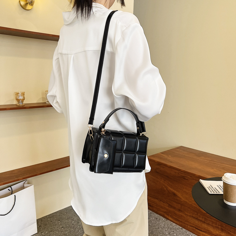 Niche sac à main rétro version coréenne nouvelle texture couleur unie couvercle rabattable sac mère tendance et à la mode sac à bandoulière à coque pressée_voghion.com