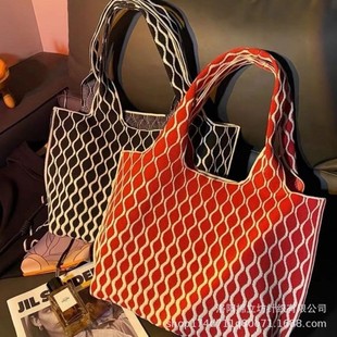 �¿�W���LŮʿ�μ��ˮͰ��������ᘿ������ذ����ᾎ������Ů��