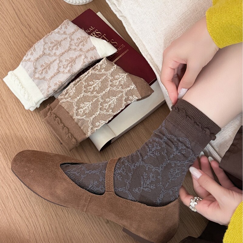 New autumn and winter vintage ins-style dark pattern women's mid-calf socks, stacked socks, Korean retro forest-style floral socks New autumn and winter vintage ins-style dark pattern women's mid-calf socks, stacked socks, Korean retro forest-style floral socks