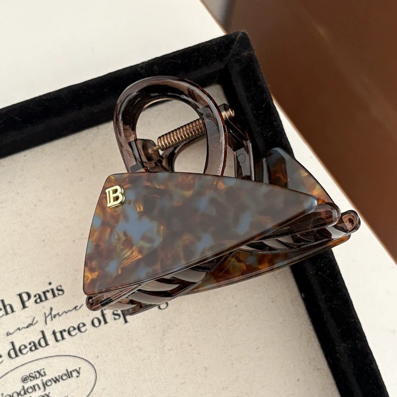 Изысканный ретро-акула/платформа? Но must translate accurately: "Sophisticated retro shark, crab pin, South Korea, light luxury style, high-quality style" -> "Изящная ретро-акула, заколка-краб, Южная Корея, стиль легкой роскоши, стиль высокого качества"