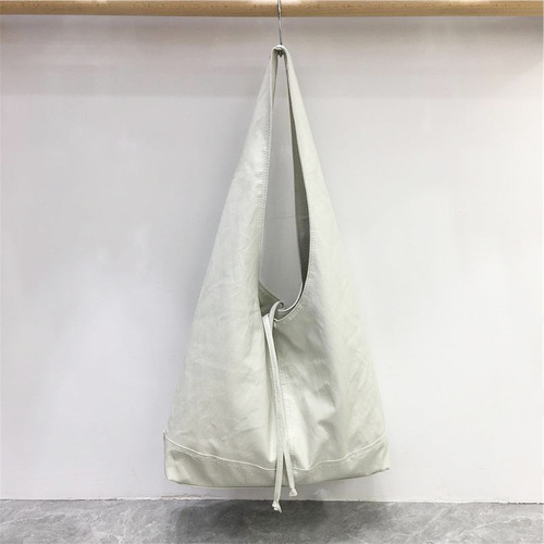 This season Korean niche retro soft leather triangle tote bag versatile worker commuting shoulder bag