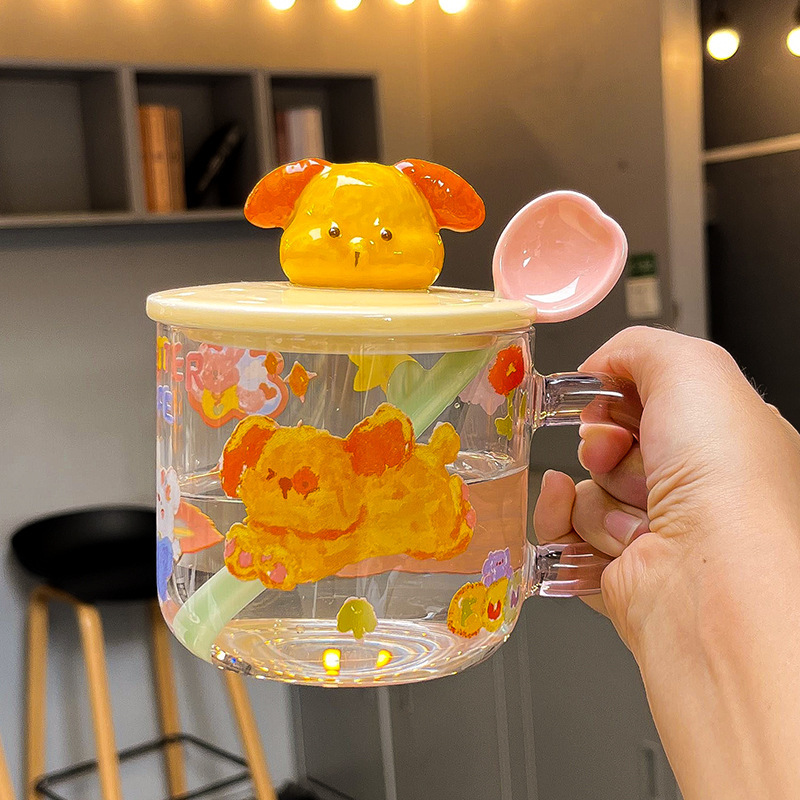かわいいカップを飲む女性は高温に耐えます。|undefined