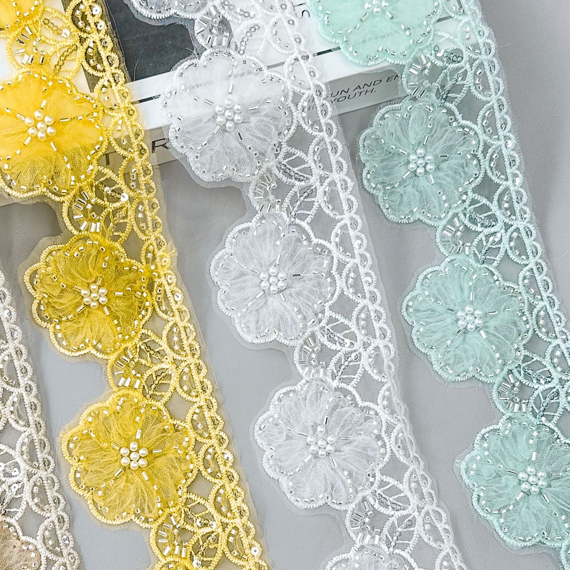 Coloridas flores de perlas encaje beige amarillo blanco azul ropa de cuatro colores DIY decoración ropa infantil ropa de mujer vestido para el hogar image 2
