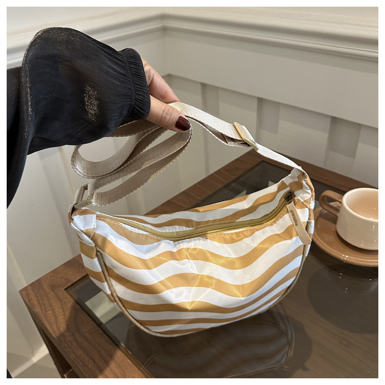 2025 Korean-style laid-back crossbody bag new versatile commuting dumpling bag, large-capacity commuting single-shoulder bag for women undefined